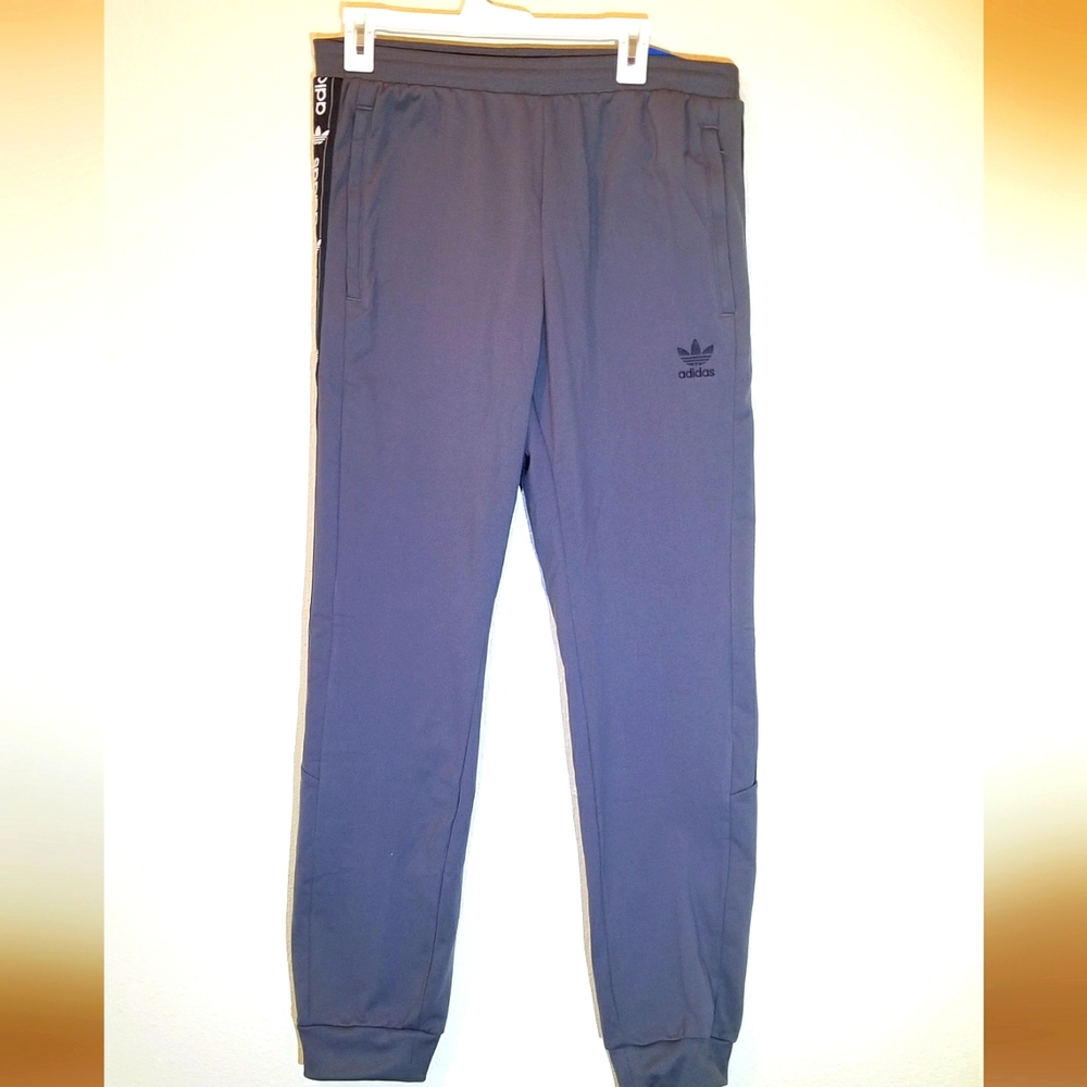 Men's Adidas jogging pants, color Gray size Is large slim fit